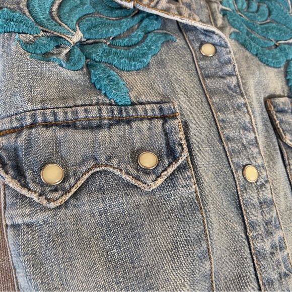 Vintage Western Denim Blue Floral Embroidered Denim Shirt - Cowgirl Chic! 🌸🤠 - Picture 3 of 16